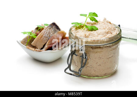 Forshmak incolla da aringa isolato su bianco Foto Stock