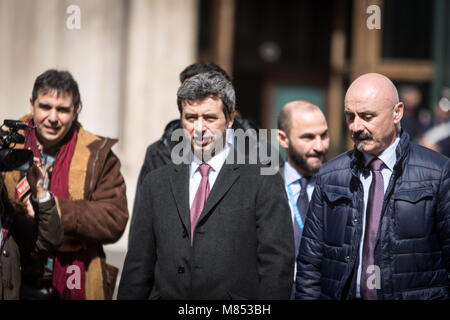 Roma, Italia. Xiv Mar, 2018. Andrea Orlando ( Ci) un politico italiano del Partito Democratico (PD), Ministro della giustizia dal febbraio 22, 2014 in governi Matteo Renzi e Paolo Gentiloni I politici italiani nei pressi di gruppi parlamentari dopo le elezioni del 4 marzo 2018 in Piazza Montecitorio il 14 marzo 2018 a Roma, Italia Credito: Andrea Ronchini/Pacific Press/Alamy Live News Foto Stock