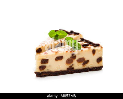 Bianco cotto al forno e cioccolato fondente cheese cake isolato su bianco Foto Stock