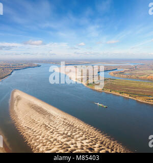 Rimorchiatore nave con barcone sul grande fiume Foto Stock