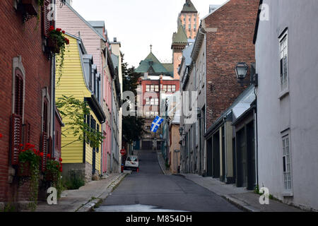 Le strade della vecchia Quebec Quebec City, con una porzione del Chateau Frontenac in background. Foto Stock