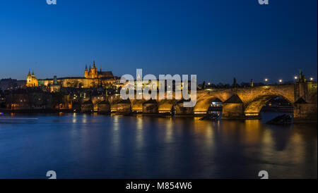 Karlsbrücke in Prag mit Festung und Veitsdom Foto Stock