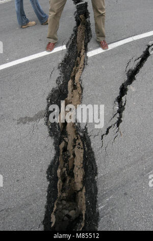 Collassa su strada con enormi crepe. Strada internazionale è crollato giù dopo una brutta costruzione. Danneggiato Highway Road. Strada asfaltata è crollato e caduto. Foto Stock