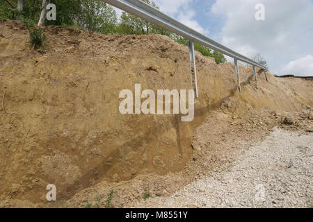 Collassa su strada con enormi crepe. Strada internazionale è crollato giù dopo una brutta costruzione. Danneggiato Highway Road. Strada asfaltata è crollato e caduto. Foto Stock