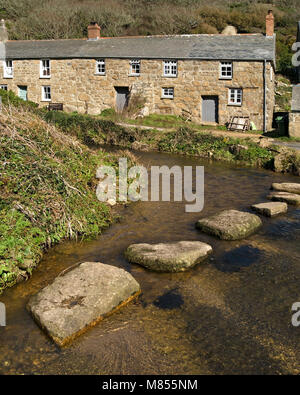 Vecchio cottage e pietre miliari sul fiume a Penberth Cove, Cornwall, Inghilterra, Regno Unito. La posizione era usato durante le riprese di Poldark serie TV. Foto Stock