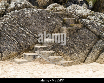 Passi concreti sulla strada costiera che porta da Porthcurno spiaggia di rocce e di Cliff verso Minack Theatre, Cornwall, England, Regno Unito Foto Stock