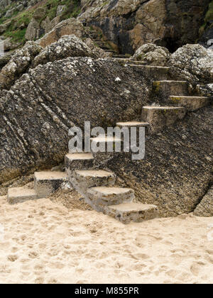Passi concreti sulla strada costiera che porta da Porthcurno spiaggia di rocce e di Cliff verso Minack Theatre, Cornwall, England, Regno Unito Foto Stock