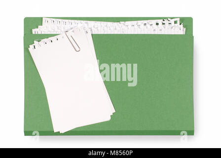 Cartella di Office con disordinato nota carta isolato su uno sfondo bianco. Spazio per la copia. Foto Stock