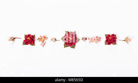 Festosa composizione floreale su sfondo rosa. Vista aerea Foto Stock