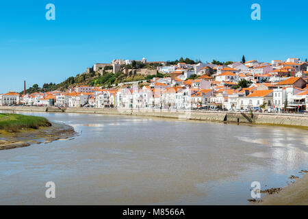 Vista dell'Alcacer do Sal città e fiume Sado. Alentejo, Portogallo, Europa Foto Stock