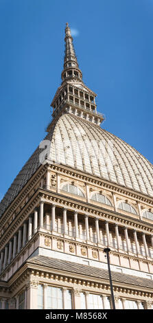 Vista dal basso della Mole Antonelliana simbolo della città di Torino, Italia Foto Stock