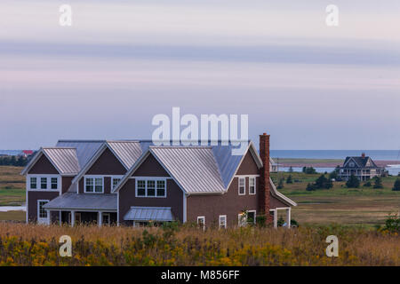 Un piccolo borgo di case e faro lungo il litorale di Prince Edward Island in Canada east coast. Foto Stock