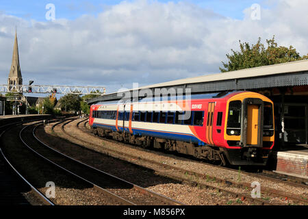 A sud-ovest di treni di classe 158 158887 alla stazione di Gloucester, Gloucester, England, Regno Unito Foto Stock