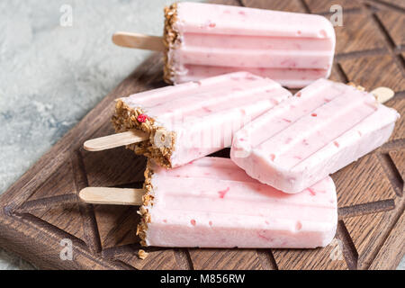 Yogurt, berry e granola popsicles colazione su un vassoio Foto Stock