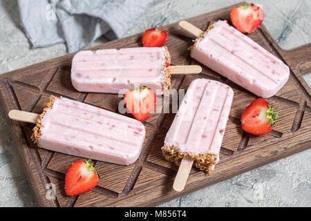 Yogurt, berry e granola popsicles colazione su un vassoio Foto Stock