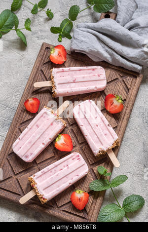 Yogurt, berry e granola popsicles colazione su un vassoio Foto Stock