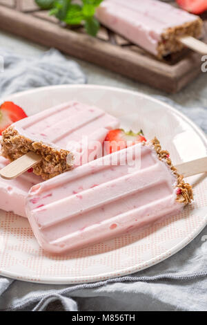 Yogurt, berry e granola popsicles colazione su un vassoio Foto Stock