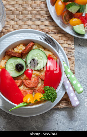 Divertente il gufo di purè di patate carote purea di verdure con salsiccia per pranzo bimbi Foto Stock