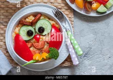 Divertente il gufo di purè di patate carote purea di verdure con salsiccia per pranzo bimbi Foto Stock