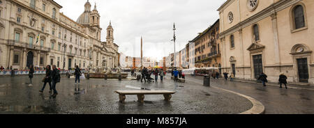 Roma, Italia, marzo 2015: vista panoramica della famosa Piazza Navona con persone in un giorno di pioggia in Roma, Italia Foto Stock