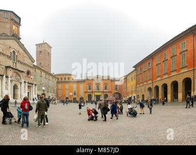 Reggio Emilia, Italia, novembre 2017: vista panoramica della Piazza del Duomo (ora Piazza Prampolini) nel centro della città di Reggio Emilia in Italia con Foto Stock