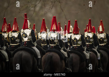 Parata di truppe durante il maggiore generale di ispezione della cavalleria della famiglia montato reggimento in Hyde Park, Londra. Foto Stock