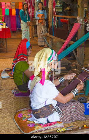 Padaung ladies, lungo collo ladies, tessitura nel villaggio di Ywama, Stato Shan, Lago Inle, Myanmar (Birmania), l'Asia in febbraio Foto Stock