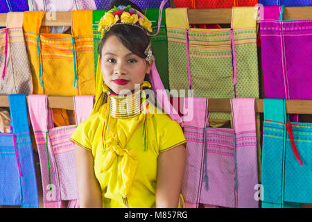 Padaung ladies, lungo collo ladies, nel villaggio di Ywama, Stato Shan, Lago Inle, Myanmar (Birmania), l'Asia in febbraio Foto Stock