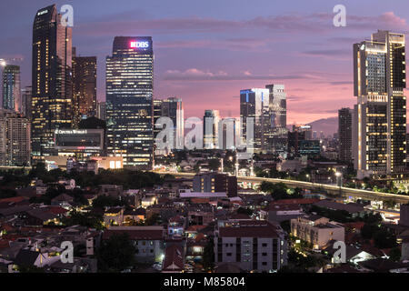 Jakarta, Indonesia - 20 Febbraio 2018: vista aerea del sole che tramonta sulla skyline di Jakarta con hotel di lusso e la torre di uffici in Indonesia capitale cit Foto Stock