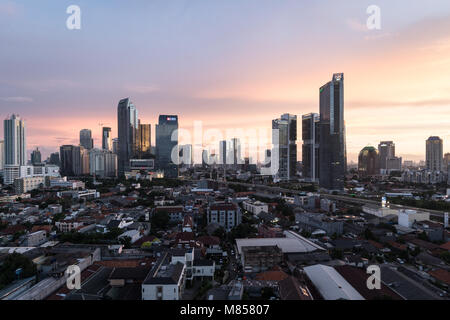 Jakarta, Indonesia - 8 Febbraio 2018: straordinarie twilight oltre il business district skyline di Jakarta, Indonesia città capitale. Foto Stock