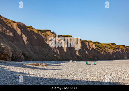 Vedute lungo la spiaggia a Seaham, County Durham, verso Sunderland. I visitatori potranno gustarsi la tarda estate sunshine. Foto Stock