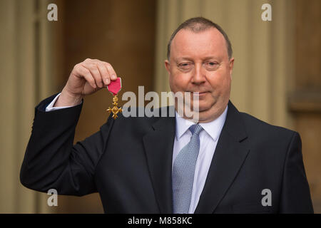 Scafo città della cultura manager Jonathan Pywell con la sua medaglia OBE, premiato dal Principe di Galles, in seguito ad una cerimonia di investitura a Buckingham Palace a Londra. Foto Stock
