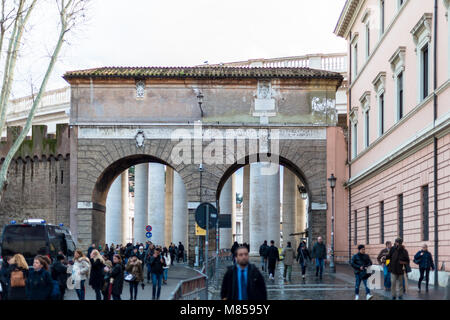 Città del Vaticano, 06 marzo 2018: immagine orizzontale della porta principale della città del Vaticano, Italia Foto Stock