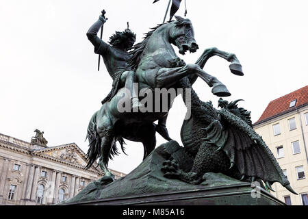 Vista del San Giorgio e il Drago statua il 16 aprile 2017 a Berlino, Germania. Foto Stock