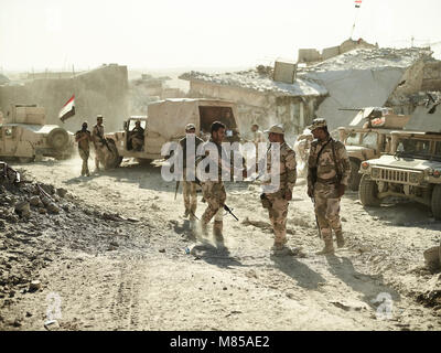 Soldati dell'esercito iracheno arrivano all'ultimo frontline nella zona ovest di Mosul. La città di Mosul nel nord Iraq è stata sotto Stato islamico militanti controllo per 3 anni a partire dal giugno 2014. Nel luglio 2017 le forze della coalizione guidata da l esercito iracheno ha finalmente liberato la città dalla mano del terrorismo. Foto Stock