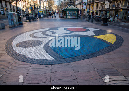La Joan Miro il Pla de l'os mosaico su rambla pedonale e commerciale di Barcellona, in Catalogna, Spagna Foto Stock