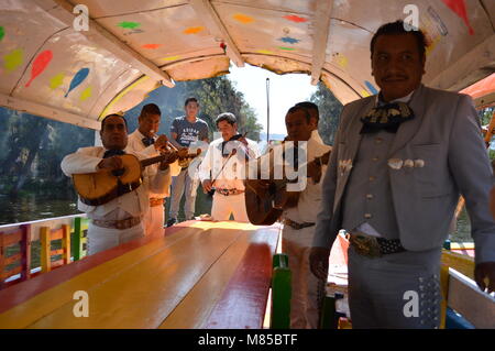 Una banda Mariachi su una barca in Xochimilco, Città del Messico Foto Stock