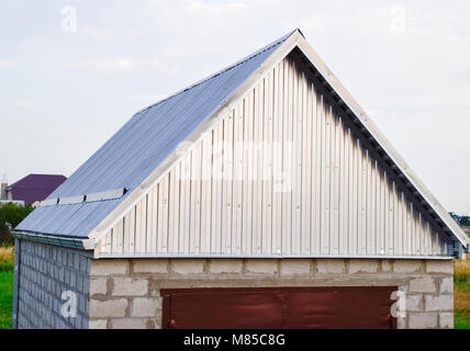 Vista del garage in un appezzamento di terra Foto Stock