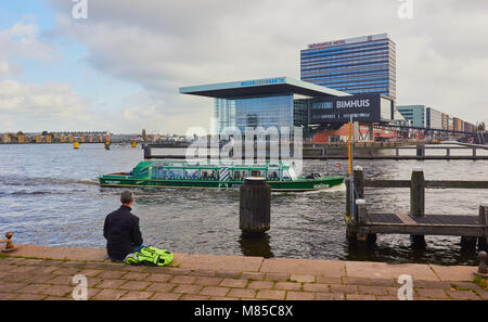 Bimhuis Concert Hall in Muziekgebouw complesso sul fiume IJ, Amsterdam, Paesi Bassi. Foto Stock