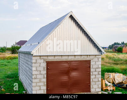 Vista del garage in un appezzamento di terra Foto Stock