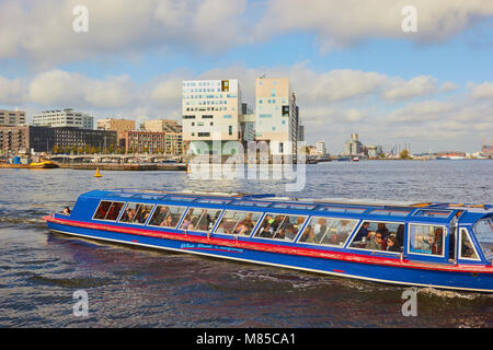 Gita in barca sul fiume IJ e Palazzo di Giustizia (Paleis van Justitie), da Felix Claus, IJdock, Amsterdam, Paesi Bassi. Uno di un complesso di buil Foto Stock