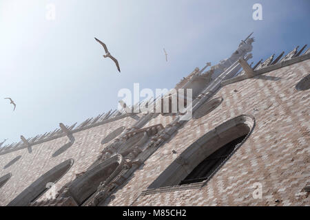 Venezia, Italia: Palazzo Ducale, parzialmente avvolto nella nebbia. Marzo 2018 Foto Stock