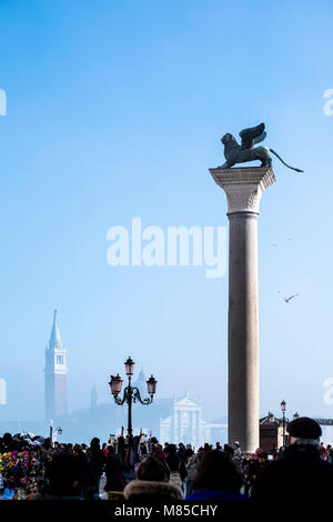 Venezia, Italia: piazza San Marco e San Giorgio Maggiore, parzialmente avvolto nella nebbia. Marzo 2018 Foto Stock