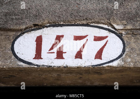 Numero di casa dipinta su un muro interno per le strade di Venezia, Italia Foto Stock