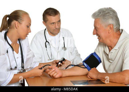 Senior uomo che parla con i medici Foto Stock