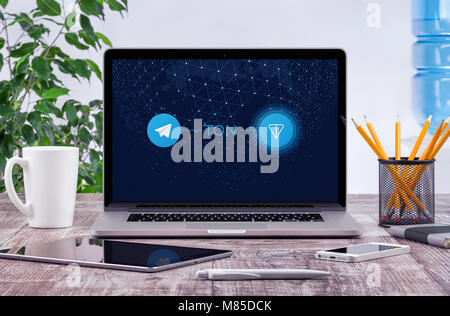 Telegramma Open Network TON white paper sul coperchio dello schermo del notebook. TON di Pavel Durov progettato per ospitare una nuova generazione di cryptocurrencies e app. Foto Stock