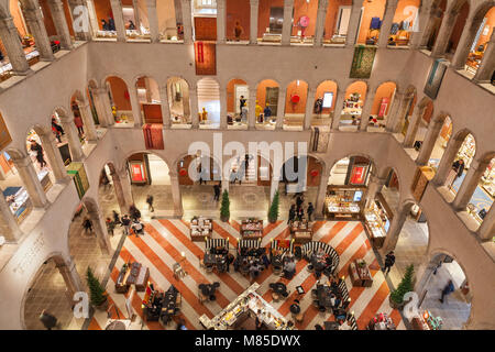 T Fondaco dei Tedeschi interno, San Marco, Venezia, Veneto, Italia. Questo negozio di lusso è situato in un edificio storico che utilizzato per la casa tedesca Foto Stock