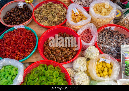 Frutta secca e noci in ciotole per la vendita in un mercato all'aperto in Hoi An, Vietnam Foto Stock