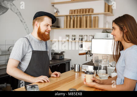 Caffè il concetto di Business - il giovane andasse bello barista parlando con bella cliente caucasici nella moderna caffetteria. Foto Stock