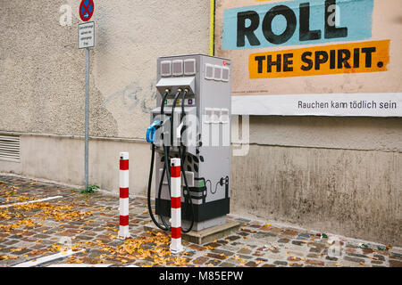 Un posto speciale per il rifornimento dei veicoli elettrici. Un moderno ed eco-friendly modalità di trasporto che si è diffusa in Europa. Foto Stock